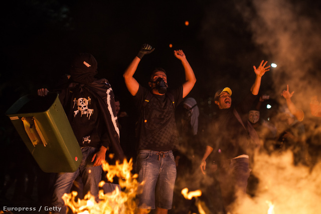 A vébé ellen tüntetők és a rendőrök összecsapása Sao Paulo utcáin, 2014. május 15-én.