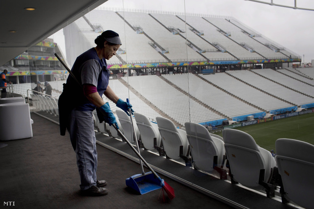 Utolsó simítások a Corinthians Stadionban 2014. június 11-én, egy nappal a brazíliai labdarúgó-világbajnokság megnyitója előtt.