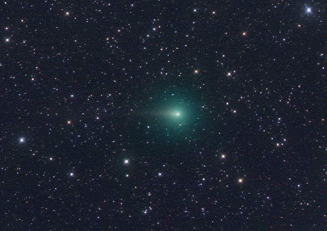 A Jacques-üstökös Michael Jäger április 17-ei felvételén. A kométa ekkor még a Mars távolságában járt, de már kisebb távcsövekkel is látható volt. A zöldes kóma nagy gáztartalomra utal, de ilyen szép felvételt csak hosszú expozícióval lehetett készíteni.