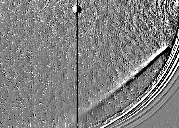 Ráközelítve a szondáról a 45 fokos csóvát mutató üstökösre. A korábban bemutatott, a bolygók és a szondák helyzetét bemutató ábra, valamint az üstökös helyzetének leírása alapján látható, hogy a kamera nagy szögben, de korántsem derékszögben lát rá a szépséges, több millió km hosszú csóvára. Az animációt Rob Kaufman készítette olyan képekből, amelyek képkivonással mutatják két, egymáshoz közeli felvétel különbségeit. (NASA, STEREO/HI consortium)