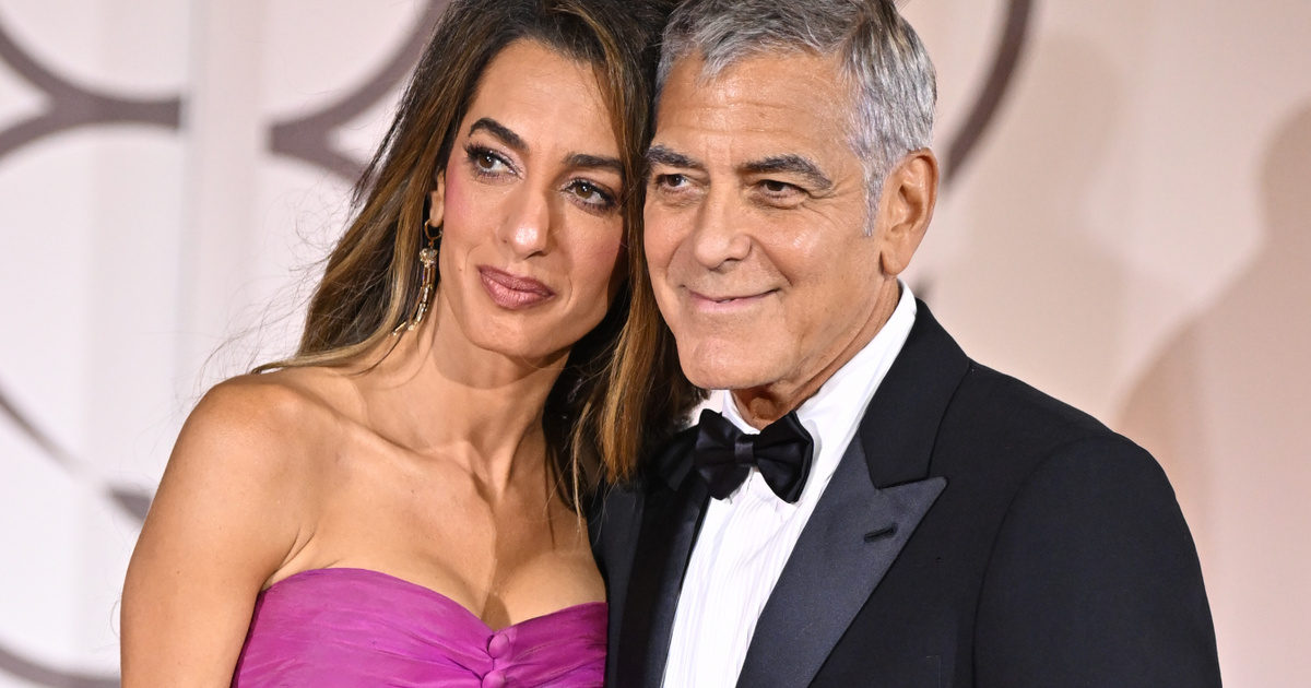 Amal Clooney combvillantós estélyibe bújt: a velencei filmfesztivál legszebbje volt George Clooney oldalán