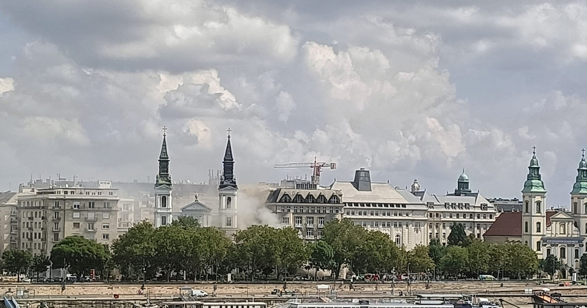 Kigyulladt egy üzlet Budapest belvárosában, füst terítette be a környéket