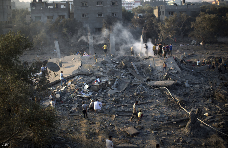 Palesztinok vizsgálják az egyik izraeli légitámadás helyszínét (július 8.)