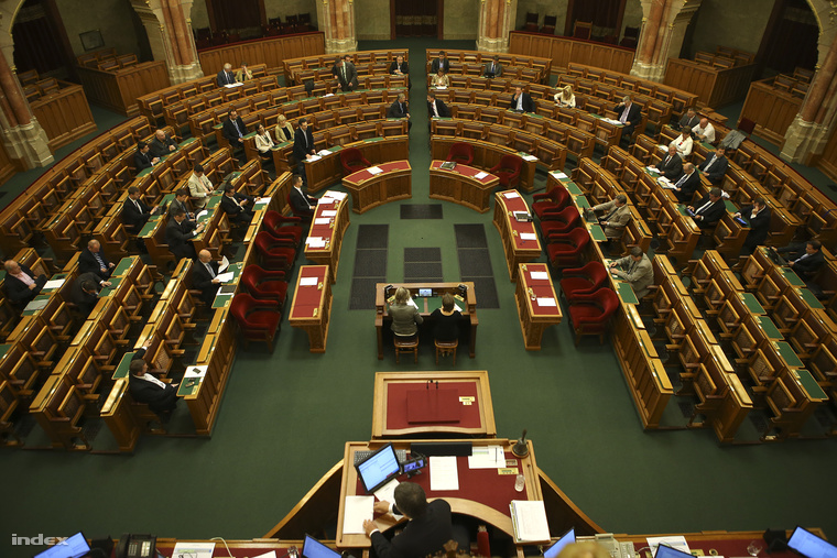 Üres sorok a parlamentben a július 4-i rendkívüli ülésnapon