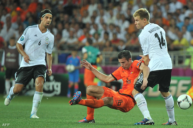 A 2012-es Eb-n látott bukás után érkezett Louis van Gaal a hollandokhoz. A németek akkor 2-1-re nyertek
