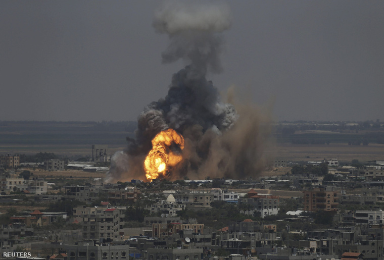Lángok és füst a ma reggeli légitámadást követően Rafahban