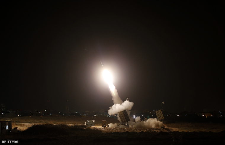 A Vaskupola légvédelmi rendszer startoló elhárító-rakétája Ashdod felett