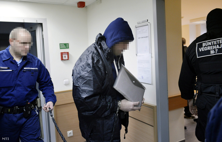 Olekszandr Sepeljevet (k) kísérik a Bevándorlási és Állampolgársági Hivatal menekültügyben hozott közigazgatási határozatának bírósági felülvizsgálata tárgyában indított per zárt tárgyalására a Fővárosi Munkaügyi és Közigazgatási Bíróságon 2013. december 9-én.