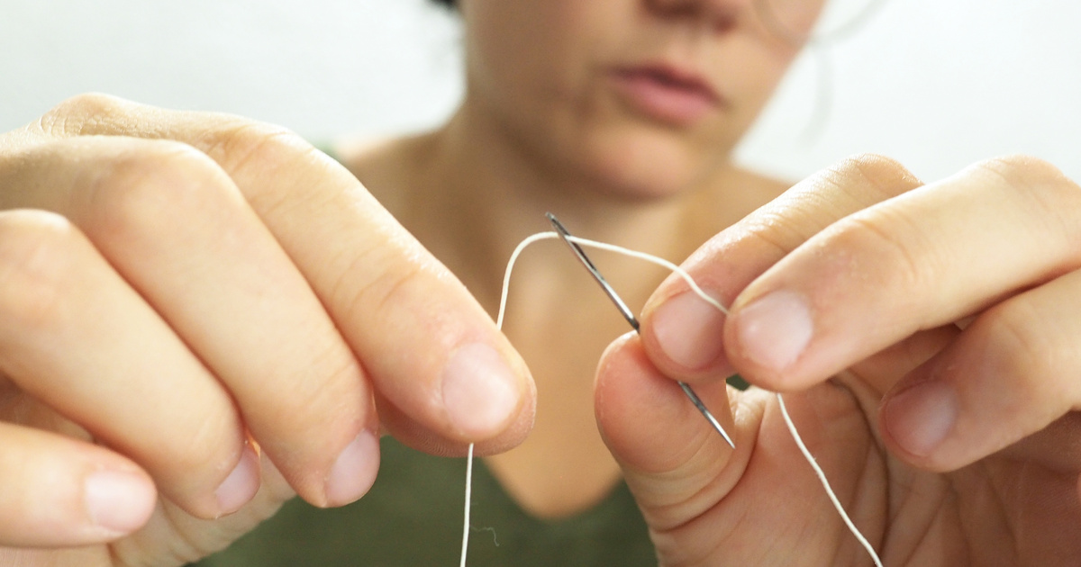 Eddig csak az éles szeműek tudták megcsinálni, így viszont bárki képes rá: egy másodperc alatt befűzöd a tűbe a cérnát