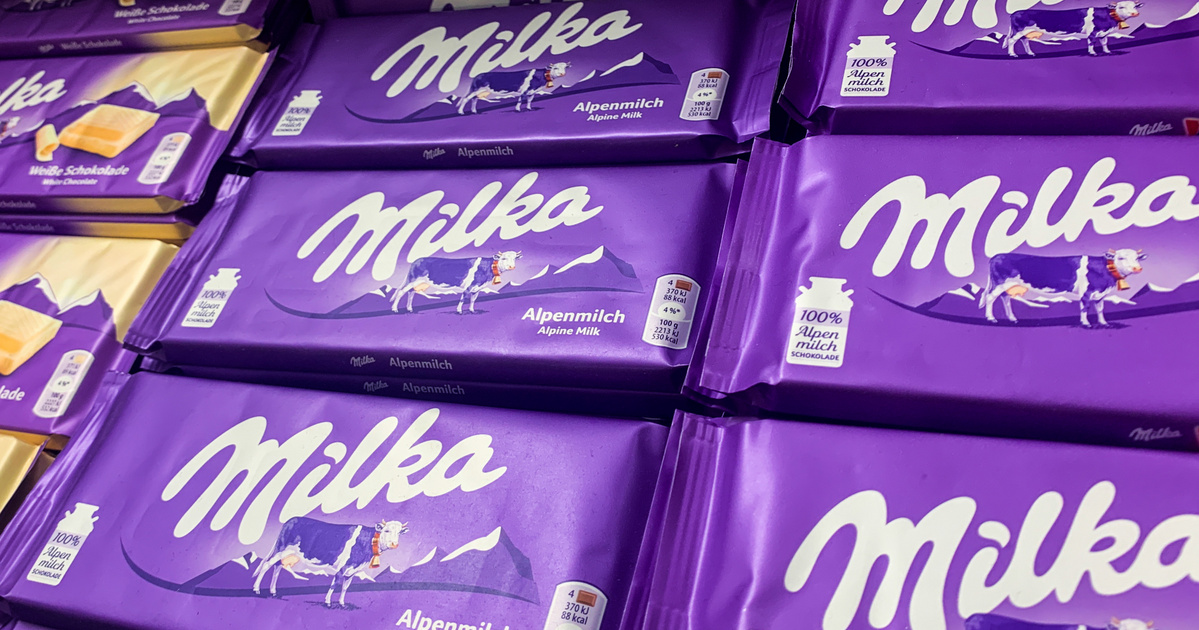 Beperelik a Milka gyártóját, miután észrevétlenül vékonyabbak lettek a csokitáblák