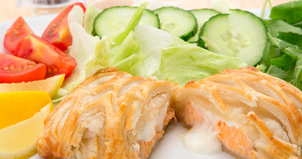 Ropogós leveles tésztába burkolt füstölt lazac: isteni ünnepi előétel