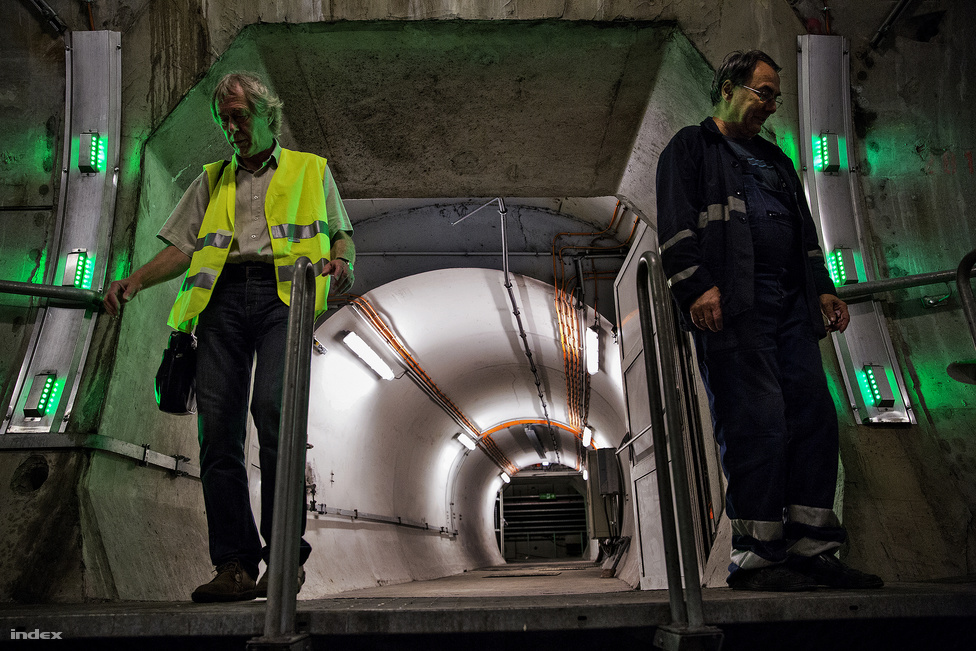 A két alagutat néhány száz méterenként menekítőjáratok kötik össze, ha az egyik alagútban történne valami, a metróról leterelt emberek ezeken keresztül tudnának átmenni a másik járatba. Ezekben a menekítőjáratokban ajtók is vannak, amik nem engedik át a füstöt az egyik alagútból a másikba. 