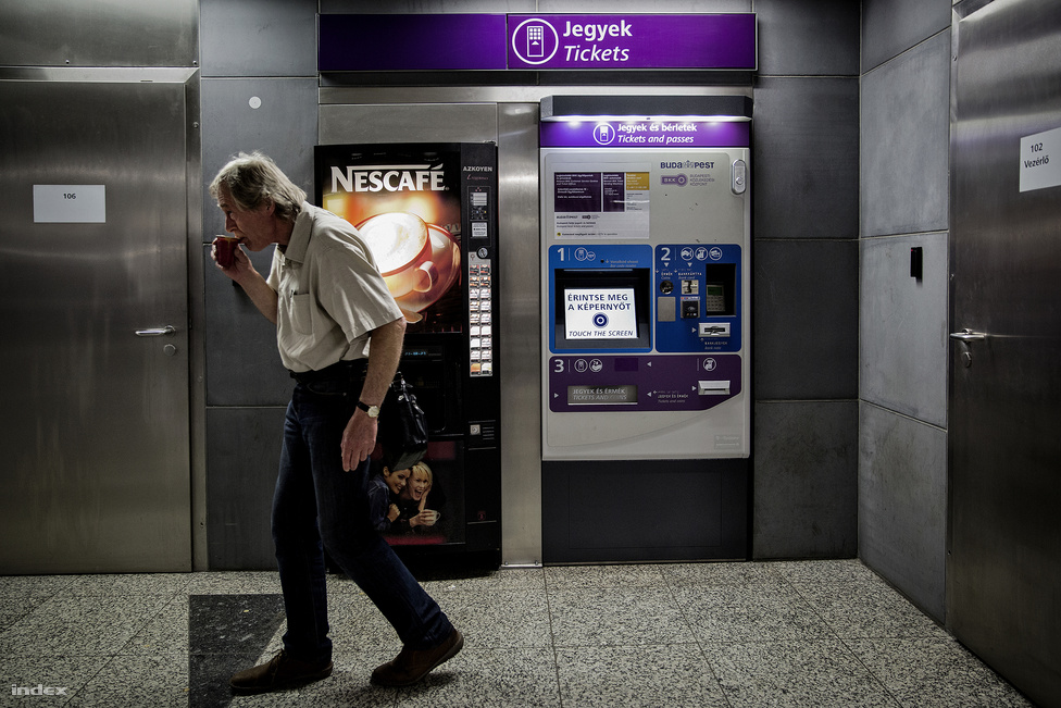 Hosszú műszakok vannak a metróban, a diszpécserek 12 órás váltásokban dolgoznak, a középvezetők pedig néha még ennél is tovább vannak ébren. A képen szereplő BKV-s majdnem 24 órája volt talpon, amikor körbevezetett minket.