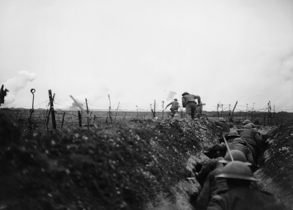 John Warwick Brooke anfol hadifotós képe. Lövészárokharc a nyugati fronton. Skót lövészek indítanak támadást a futóárokból kitörve 1917. április 11-én
