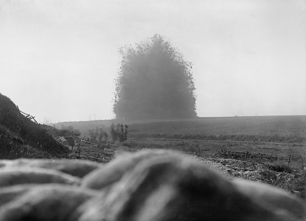 A Hawthorn Ridge nevű német állás felrobbantása 10 perccel az antant támadása előtt a somme-i csatában. A húszezer kilónyi robbanóanyagot a német állás alá ásott alagútban helyezték el, az 1916. július 1-ei robbantás 40 méter széles és 18 méter mély krátert hagyott maga után.