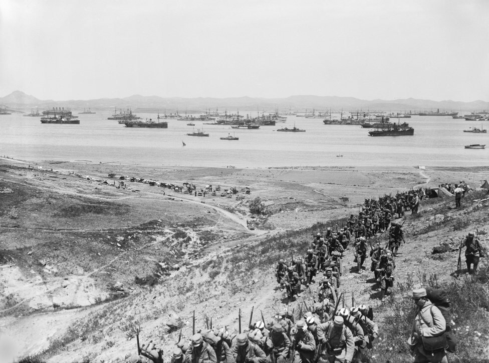 Ernest Brooks képén francia egységek szállnak partra Lemnosz szigetén 1915-ben a gallipoli ütközet egyik helyszínén. 