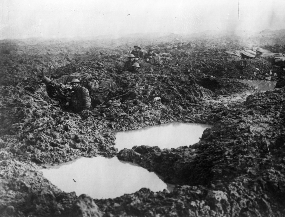 William Rider-Rider kanadai fotós képén honfitárs géppuskások használják alkalom szülte fedezékként a bombatölcsért Passchendaele Ridge közelében 1917. november 14-én.