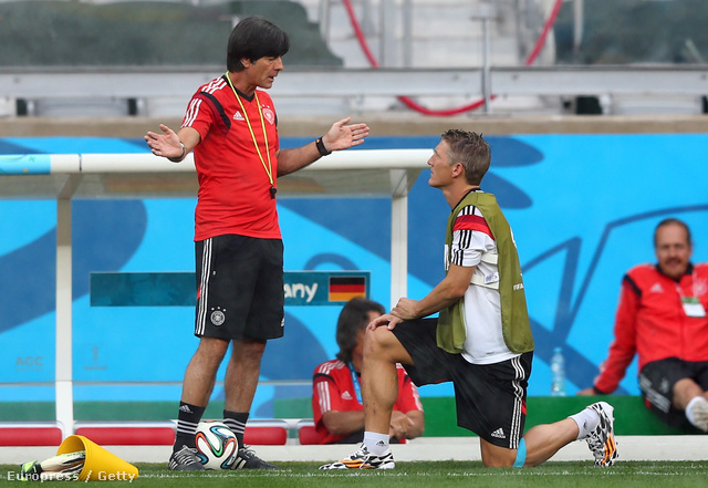 Joachim Loew és Bastian Schweinsteiger a németek egyik júliusi edzőnapján