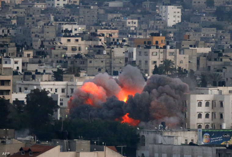 Izraeli rakéták csapódnak be Gázavárosban, 2014. július 9-én.