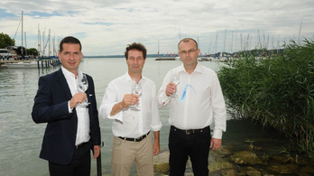 A Balaton vizével koccintott a polgármester