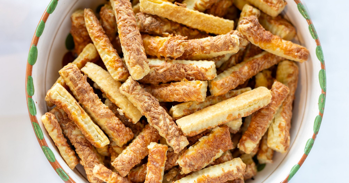 Ropogós sajtos rúd: sütőporos a tésztája
