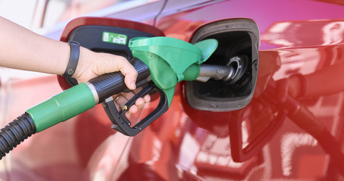 Nagyot néznek az autósok kedden: ilyen árak várhatók a kutakon