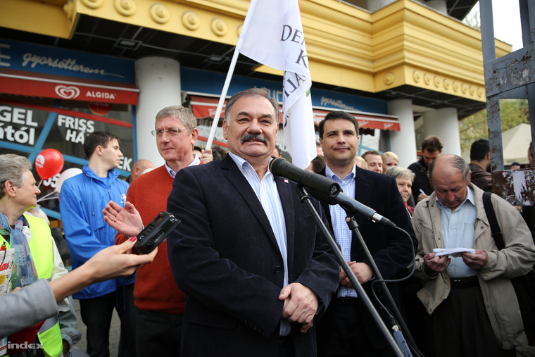 Hiszékeny Dezső a baloldali Összefogás egyik 2014-es kampányeseményén