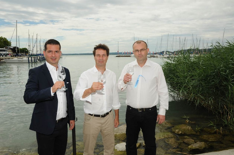 A Balaton vizével koccintott a polgármester