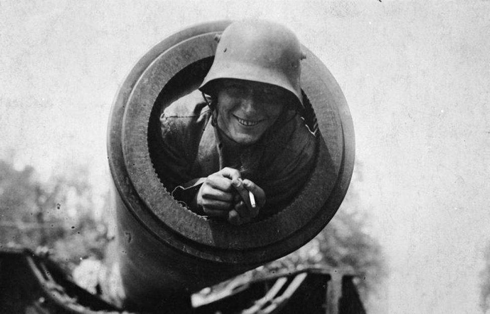 A Párizst is elérő ágyú csövében pózoló német katona 1918 tavaszán.