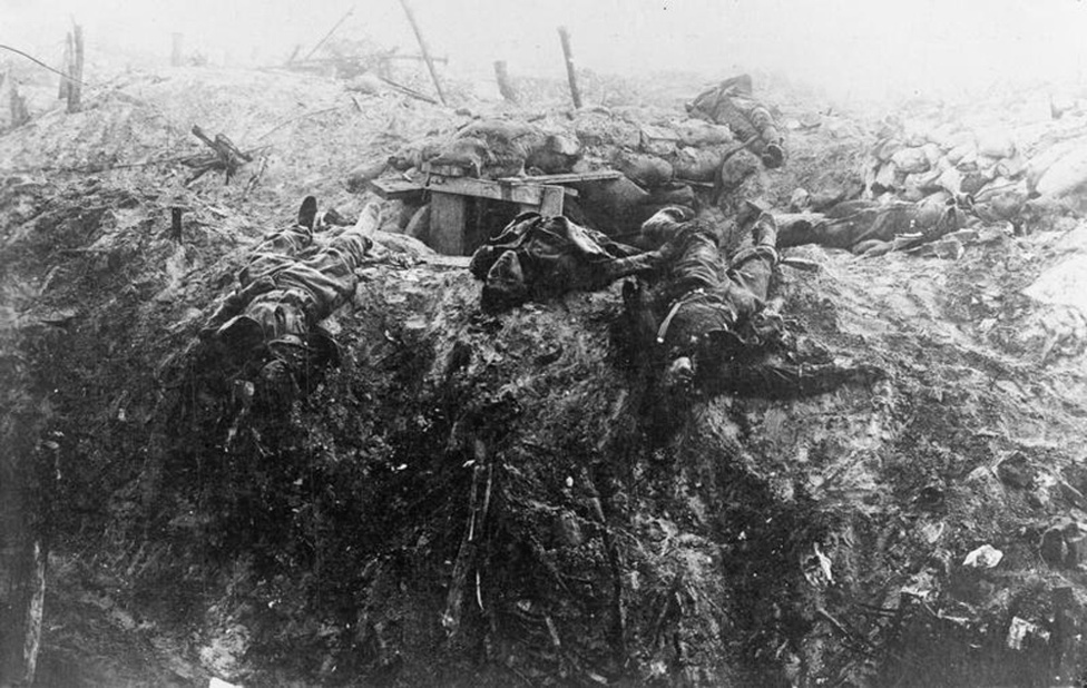 Brit halottak a Somme-környéki lövészárkok valamelyike mellett.