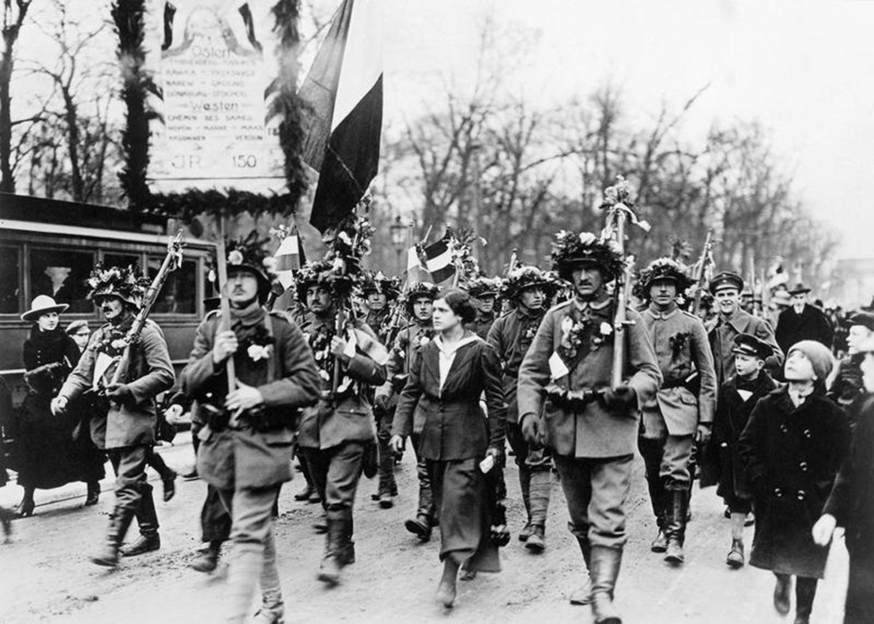 A keleti fronton harcolt német gyalogos egység masírozik hazatértekor Berlin utcáin.
