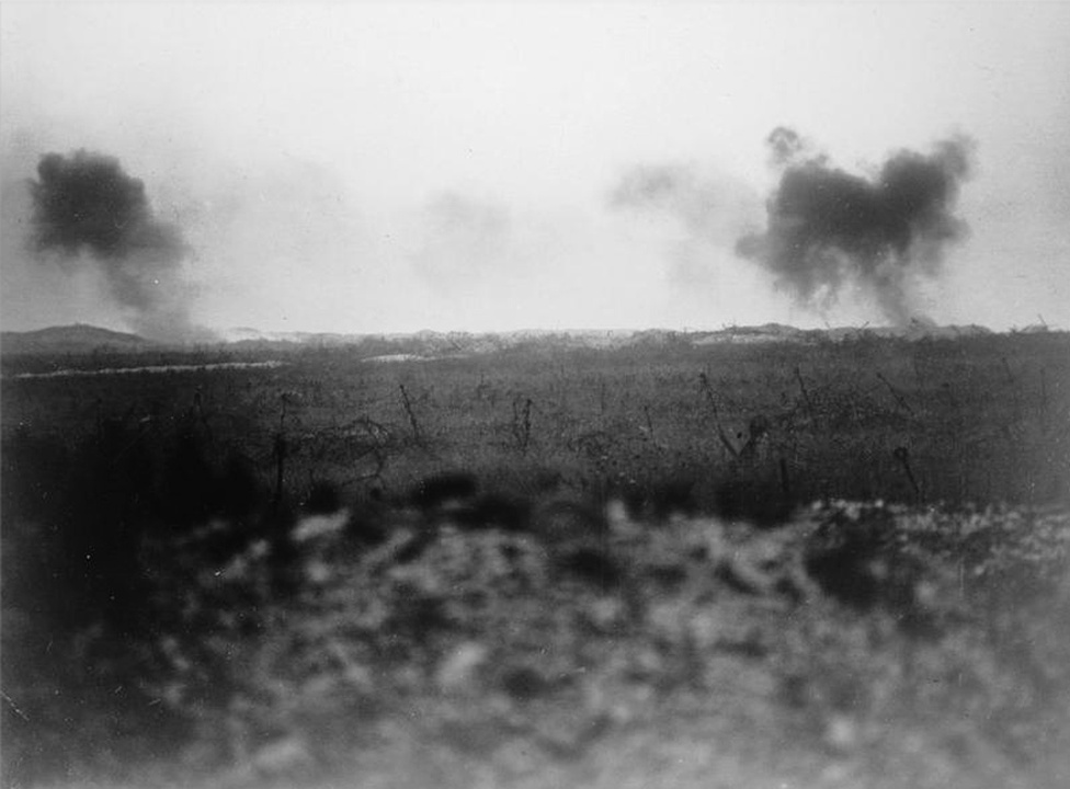 A 70-es magaslat, illetve az ott becsapódó tüzérségi lövedékek robbanása, ahogy a terület elfoglalásáért küzdő kanadai katonák láthatták.
