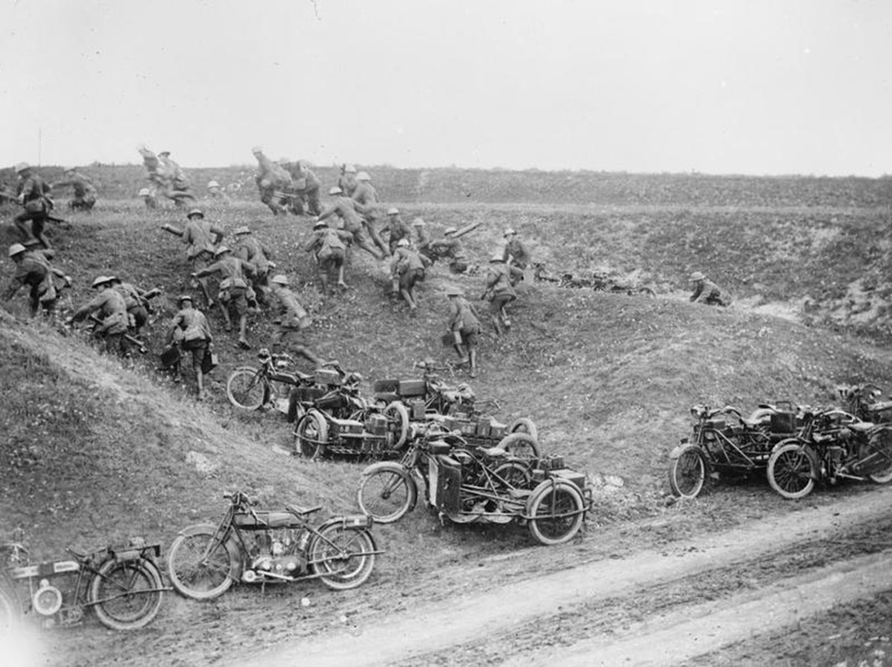 A brit hadsereg motoros géppuskás egységei gyakorlatoznak Amiens közelében 1916 novemberében