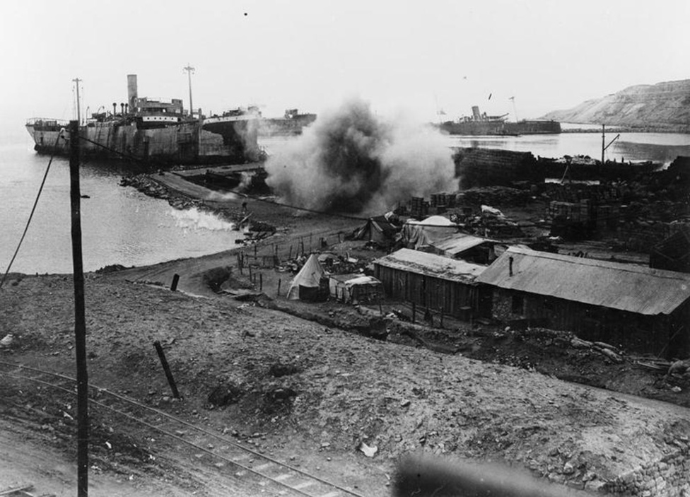 A török ágyúk bombatölcsérei az SS River Clyde közelében Gallipolinál.