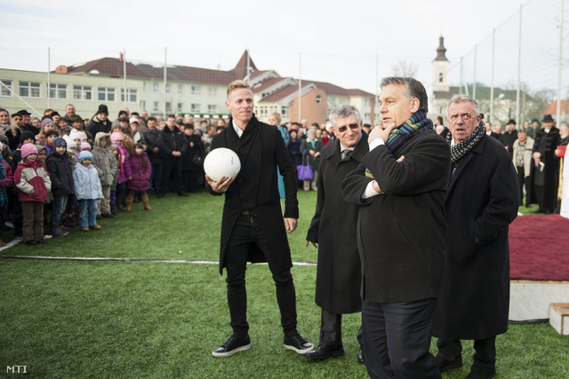 Dzsudzsák Balázs válogatott labdarúgó Hovánszki György polgármester Orbán Viktor miniszterelnök és Mészöly Kálmán a magyar válogatott korábbi szövetségi kapitánya a Nyírlugoson átadott műfüves labdarúgópályán 2012. december 20-án.