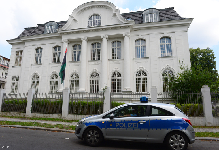 Rendőrautó Líbia berlini nagykövetsége előtt, ahol a délelőtti órákban egy férfi felgyújtotta magát, 2014. július 11-én.