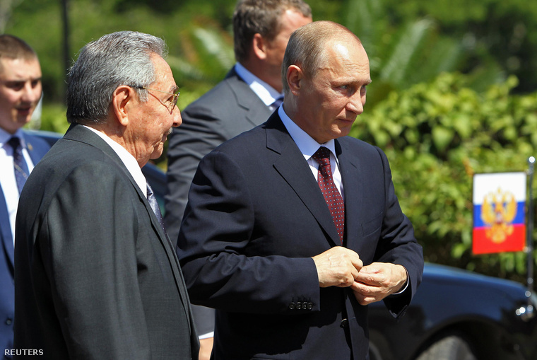 Raúl Castro (bal oldalon) és Vlagyimir Putyin Havannában