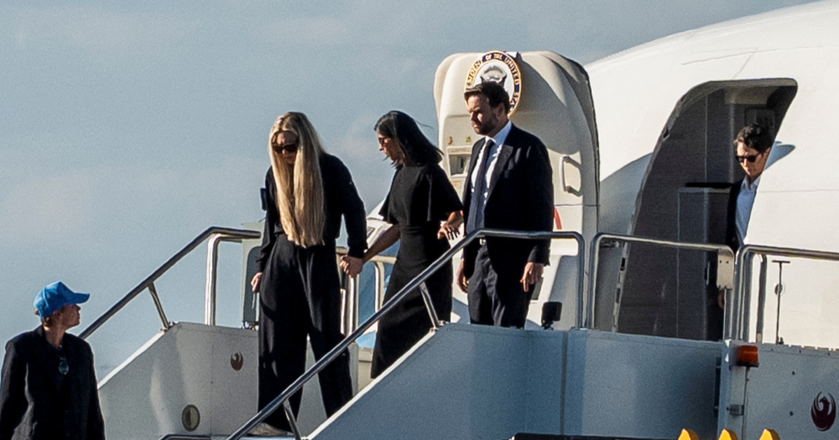 Hazatért a meggyilkolt Charlie Kirk, a felesége köszöntötte a támogatókat