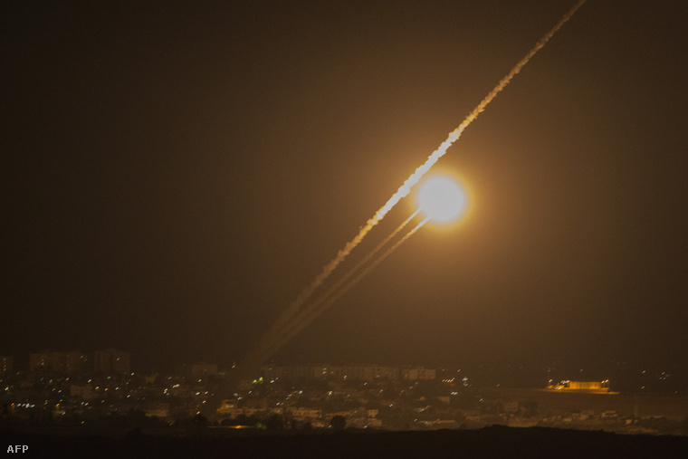 Izraelre kilőtt palesztin rakéta fénye a gázai övezet felett