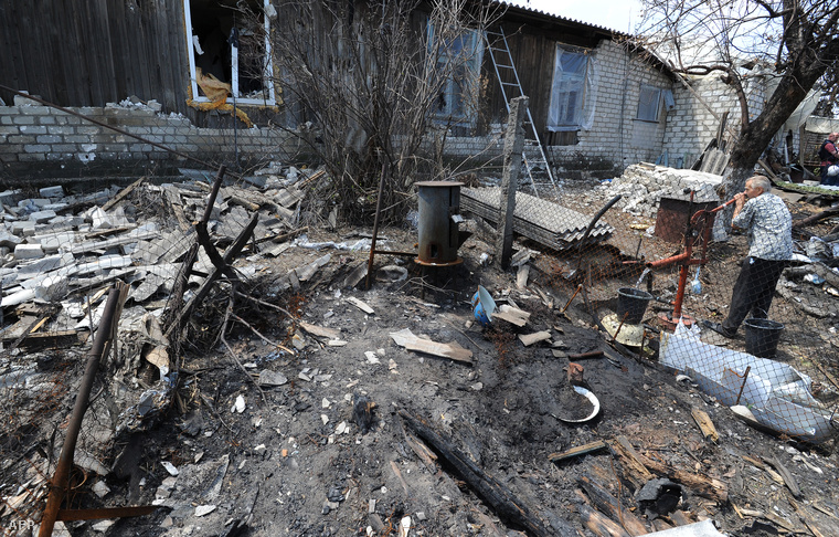 Egy ukrán támadásban kiégett ház Luganszk mellett
