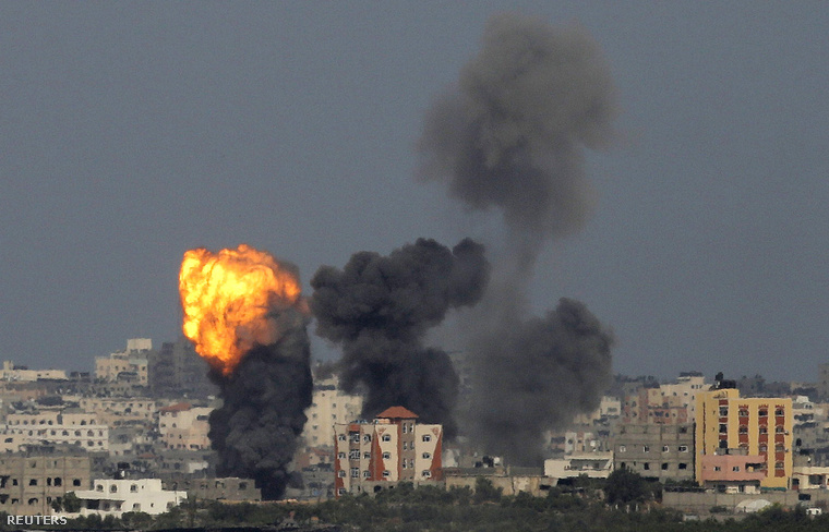 Izraeli légitámadás füstje a gázai övezet palesztin területén