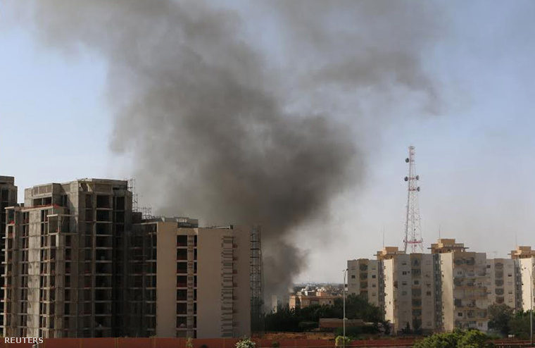 Füst száll fel a repülőtérről a heves összecsapásokat követően Tripoliban