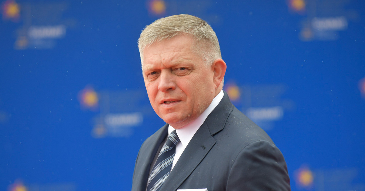 Kizárják Robert Fico pártját az európai szocialista pártcsaládból, mert kezet fogott Vlagyimir Putyinnal