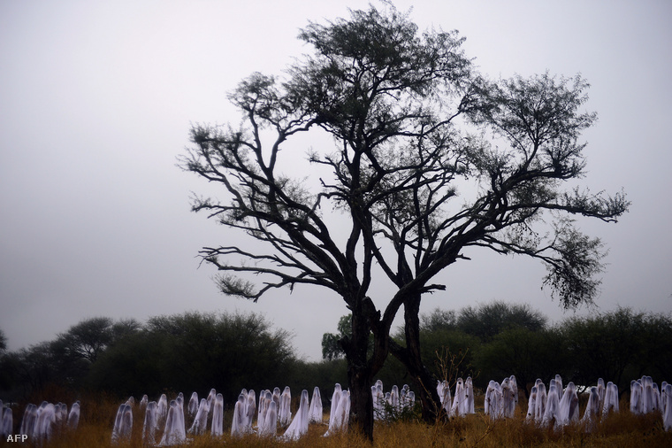 Egy amerikai művész halottak napi performansza azon a területen, ahol a falu lakóit kiirtották