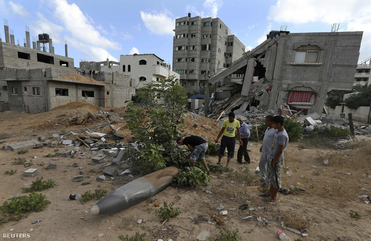 Egy fel nem robbant izraeli rakéta a gázai övezetben