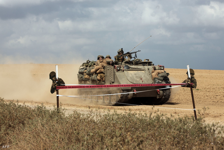 Egy izraeli csapatszállító a gázai övezet határánál