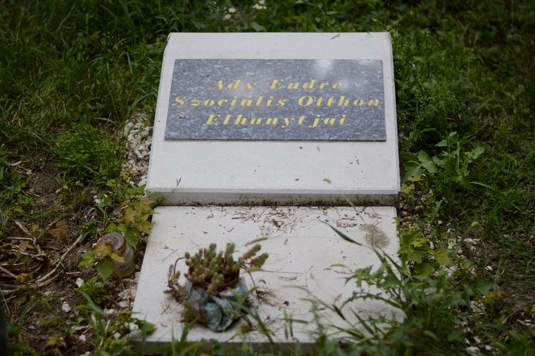 Tömegsírba temetik a péceli idősotthon halottjait