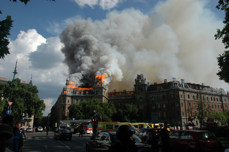 Kedden délután lángra lobbant egy épület tetőszerkezete a Kodáy Köröndön.