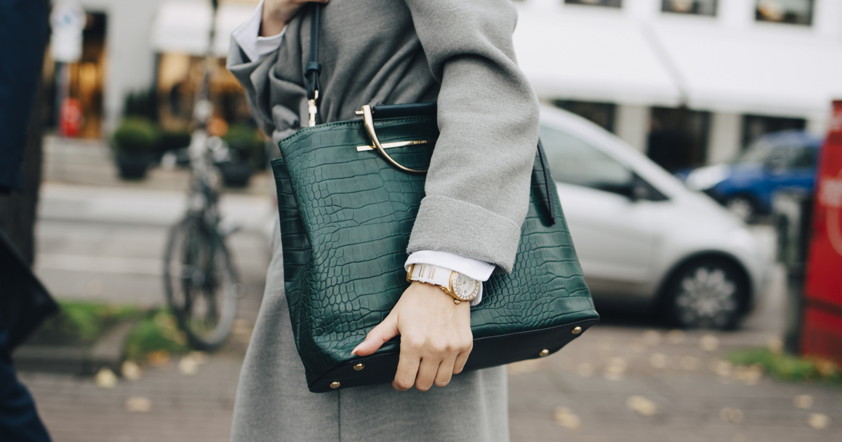 Ultra trendi ruhadarabokat készítettek növényből: nem mondod meg, hogy nem igazi bőr