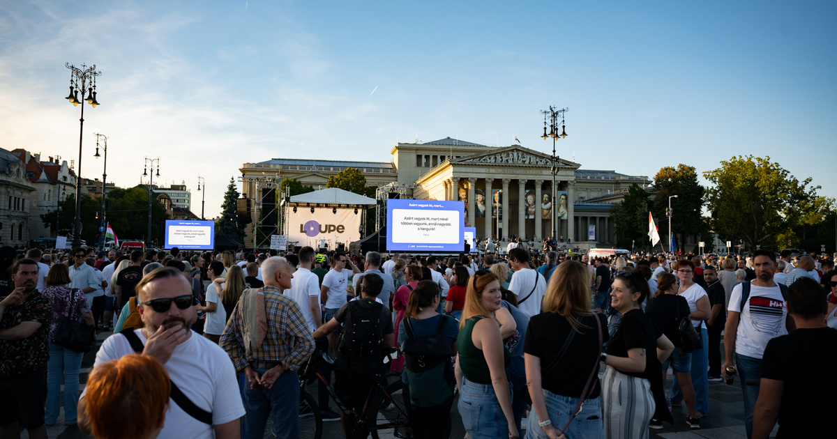 Színészek vezetésével tüntetnek a Hősök terén